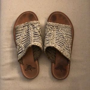 Rlly love these sandals nothing wrong with them still in great condition